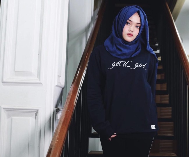Tak jauh dari Tia, Putri Delina juga memilih tampil kasual. Adik Rizky Febian ini juga mengikuti tren gaya streetwear dan hypebeast yang banyak dipakai remaja masa kini. Foto: Instagram/putridelina