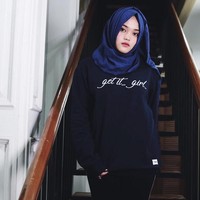 Tak jauh dari Tia, Putri Delina juga memilih tampil kasual. Adik Rizky Febian ini juga mengikuti tren gaya streetwear dan hypebeast yang banyak dipakai remaja masa kini. Foto: Instagram/putridelina