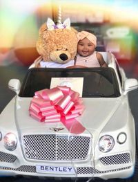 Khloe Kardashian Posting Foto Bayinya di Mobil Bentley 