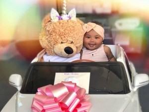 Menggemaskan! Baby True Dapat Mobil Bentley Pertamanya