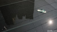 Bahkan sandal jepit juga terlihat di atas waring.