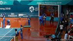 Aksi Mengeringkan Lapangan Tenis dengan Handuk