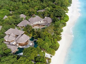 Lowongan Kerja Impian: Penjual Buku di Resort Mewah Maldives
