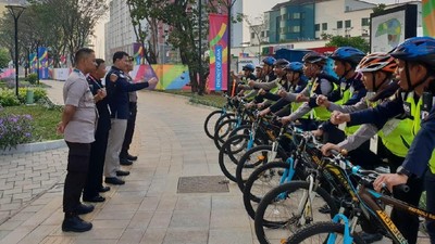 Melihat Polisi Berpatroli Naik Sepeda di Wisma Atlet Asian Games
