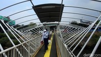 Pelajar melintasi di jembatan penyeberangan orang (JPO) Jayakarta di Kawasan Manggarai, Jakarta Selatan, Jumat (24/8/2018).