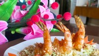 @megawulandaaary_ memamerkan udang gandum buatan hotel Royal Tarakan. Katanya udang gandum ini gurih dan crispy lho. Foto: Instagram