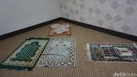 Di ruangan Salat wanita, ada juga mukena yang bisa dipakai untuk beribadah (Shinta/detikTravel)