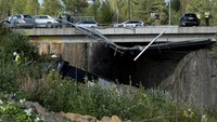 Insiden tersebut terjadi saat bus bertabrakan dengan mobil penumpang kemudian hilang kendali dan jatuh dari jembatan ke rel kereta api dibawahnya. LEHTIKUVA/Timo Hartikainen/REUTERS.