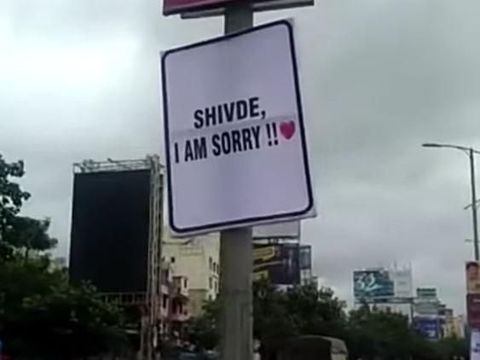 Nilesh Khedekar bikin poster dan papan iklan untuk meminta maaf pada pacarnya