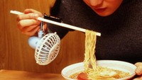 Masih dari Jepang, sumpit ini diciptakan dengan kipas angin mini yang berguna untuk meniup makanan agar tak panas. Tapi sumpitnya jadi berat! Foto: Istimewa