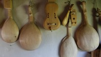 Beberapa alat musik tradisional Ukraina yang masih dalam proses penyelesaian oleh Fedynsky. Valentyn Ogirenko/Reuters.