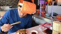 Kalau repot mengambil tissue, restoran ini menemukan alat untuk mengikat tempat tisue dan lap ke atas kepala pengunjungnya. Duh, ada-ada saja deh. Foto: Istimewa