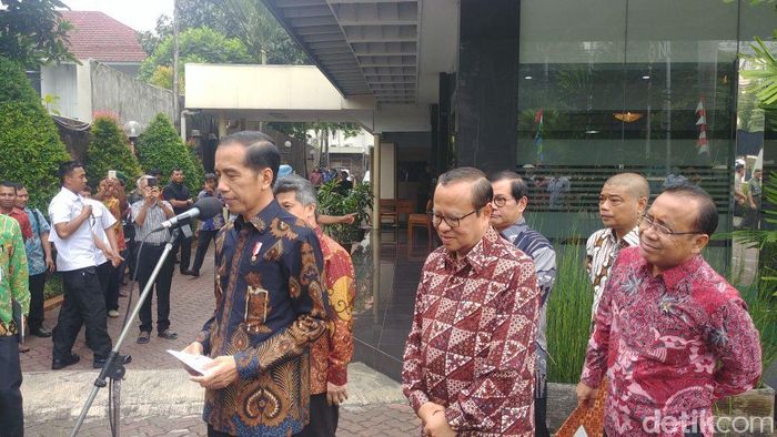 Foto: Presiden Jokowi di kantor Konferensi Wali Gereja Indonesia, Menteng, Jakarta Pusat. (Jordan-detikcom) Foto: Presiden Jokowi di kantor Konferensi Wali Gereja Indonesia, Menteng, Jakarta Pusat. (Jordan-detikcom)