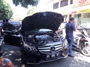 Melihat Kerusakan Mobil Mewah yang Dikendarai Iwan Adranacus