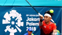 Christoper Rungkat mengembalikan bola ke arah petenis Jepang Kaito Eusugi/Aldila Sutjiadi.