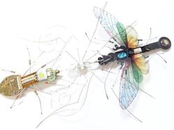 Keren! Ketika Limbah Komputer Disulap Jadi Serangga Cantik