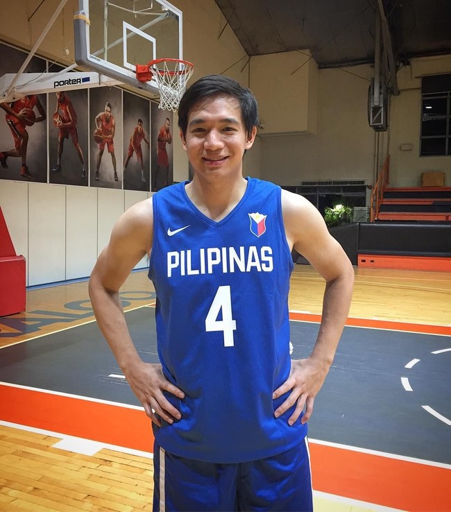 Atlet berwajah imut ini adalah Chris Tiu. Kamu bisa melihat aksinya di pertandingan basket. Chris merupakan atlet basket Filipina yang kini juga berkarier sebagai model dan presenter. Foto: Dok. Instagram, Dok. Getty Images