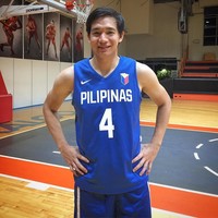 Atlet berwajah imut ini adalah Chris Tiu. Kamu bisa melihat aksinya di pertandingan basket. Chris merupakan atlet basket Filipina yang kini juga berkarier sebagai model dan presenter. Foto: Dok. Instagram, Dok. Getty Images
