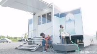 Tidak hanya bisa dijadikan masjid, truk berkelir putih bongsor tersebut dikatakan bisa menjadi restoran halal dan sebagainya. Pool/Yasu Project.
