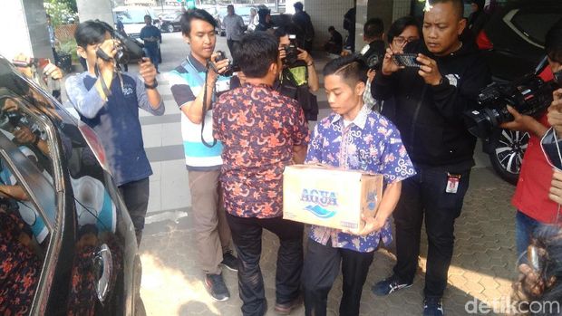 Barang-Barang dari Ruang Kerja Idrus Diangkut Pakai Kardus