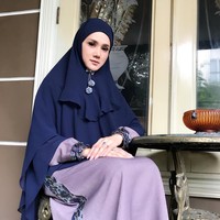 Hijab beranting satu bukan eksperimen pertama Mulan dalam berhijab. Ia juga pernah menambahkan bros dagu di khimarnya. (Foto: Dok. Instagram/mulanjameela1)