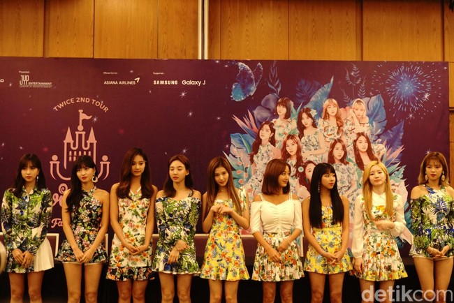 Banyak artis K-pop yang tidak ingin penggemarnya memberikan hadiah lagi untuk mereka. Alasannya karena mereka tidak ingin para fans menghabiskan uang. Seperti girlband TWICE yang tidak lagi menerima kado saat jumpa penggemar. Foto: Delia Arnindita Larasati