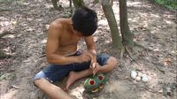 Cara Unik Masak Telur di Hutan, Pakai Semangka!