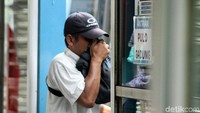 Gas airmata yang digunakan untuk melerai tawuran antar warga itu pun membuat orang yang menghirupnya menjadi sesak napas, batuk hingga bersin.