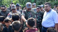 Panglima TNI Marsekal Hadi Tjahjanto dan Kapolri Jenderal Pol Tito Karnavian mengunjungi lokasi pengungsian di Desa Jeringo. Istimewa/Puspen TNI.
