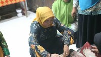 Sempat berkunjung ke produsen opak rumahan, Ida belajar cara membuat opak yang masih mempertahankan alat tradisional. Foto: Instagram @idafauziyahnu