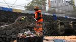 Penampakan Sampah di Atas Waring Kali Item