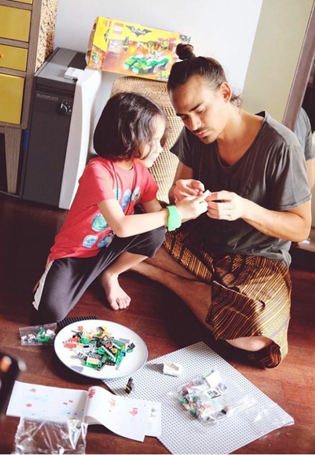 Dalam salah satu postingannya, Ashraf pernah menyebut sosok Noah bukan hanya anaknya tapi juga guru untuknya. I look up to the way he looks at life with wonder... my son, my teacher. #noahsinclair #ashrafsinclair #fatherhood #fatherhoodrocks, tulisnya di Instagram. Foto: Instagram