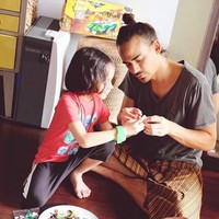 Dalam salah satu postingannya, Ashraf pernah menyebut sosok Noah bukan hanya anaknya tapi juga guru untuknya. I look up to the way he looks at life with wonder... my son, my teacher. #noahsinclair #ashrafsinclair #fatherhood #fatherhoodrocks, tulisnya di Instagram. Foto: Instagram