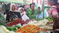 Menjadi politisi senior, Ida tetap menyempatkan waktu untuk belanja bahan makanan langsung ke pasar.  Foto: Instagram @idafauziyahnu