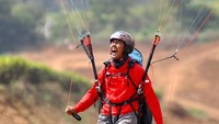 Atlet paralayang, Jafro Megawanto, menjadi atlet Indonesia dengan bonus terbesar. Sukses meraih dua medali emas (satu di nomor individu dan satu di nomor beregu) dan satu perunggu, Jafro mengumpulkan bonus total Rp2,4 miliar. Pool/ANTARA FOTO/INASGOC/Tagor Siagian.