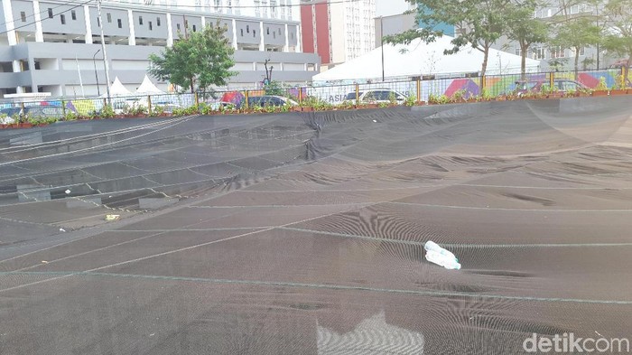 5.000 Liter Cairan Mikroba Disemprotkan, Kali Item Tak Berbau