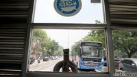 Beruntung, saat halte kena dampak tawuran tadi, operasi halte sudah disetop. Penghentian kegiatan operasional halte ini berlangsung sejak pukul 18.30 WIB hingga 19.30 WIB.