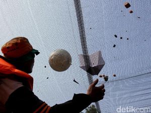 Penampakan Sampah di Atas Waring Kali Item