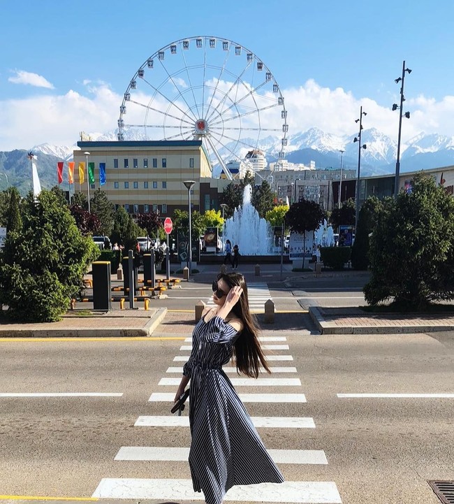 Karena wajah cantiknya yang mencuri perhatian, Sabina memang sempat mendapat pandangan negatif dari pelatih dan rekan timnas voli Kazakhstan.  Foto: Instagram @altynbekova_20