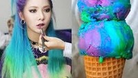 Si cantik berambut panjang ini juga berani bermain dengan warna. Ia mengaplikasikan beragam warna pada rambutnya. Ternyata warna seperti ini juga populer digunakan pada es krim. Foto: Istimewa