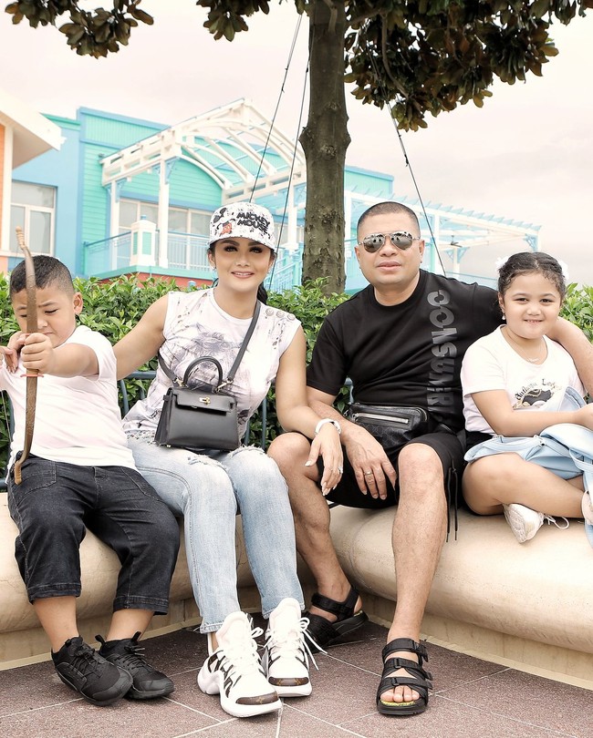 Krisdayanti mencoba memakai sneakers untuk pertamakalinya saat travelling ke Shanghai, China, bersama Raul dan kedua buah hati mereka. Foto: Dok. Instagram