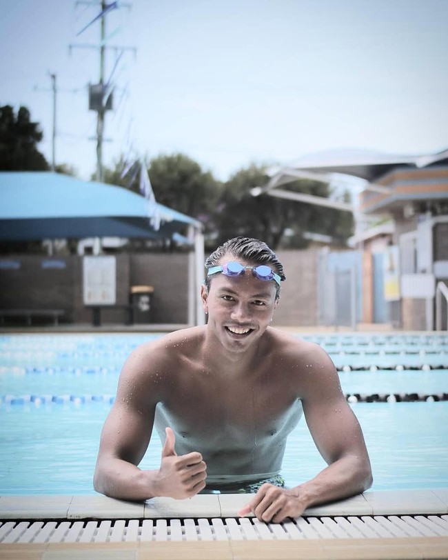 Kamu yang nonton upacara pembukaan Asian Games 2018, bisa jadi sudah tahu siapa sosok yang satu ini. Dia adalah atlet renang I Gede Siman Sudartawa. Atlet ganteng kelahiran Bali berusia 23 tahun ini dipercaya menjadi pembawa bendera saat defile kontingen Indonesia di pembukaan Asian Games 2018. Foto: Dok. Instagram, Dok. Getty Images