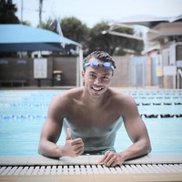 Kamu yang nonton upacara pembukaan Asian Games 2018, bisa jadi sudah tahu siapa sosok yang satu ini. Dia adalah atlet renang I Gede Siman Sudartawa. Atlet ganteng kelahiran Bali berusia 23 tahun ini dipercaya menjadi pembawa bendera saat defile kontingen Indonesia di pembukaan Asian Games 2018. Foto: Dok. Instagram, Dok. Getty Images