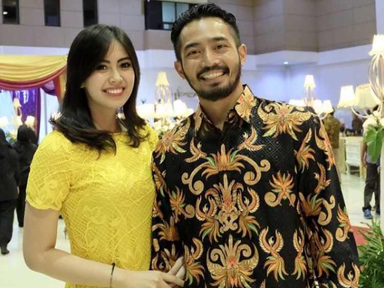 Melihat Lagi Kebersamaan Yama Carlos dan Istri