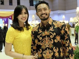 Sempat Bertengkar, Yama Carlos dan Istri Kini Makin Mesra