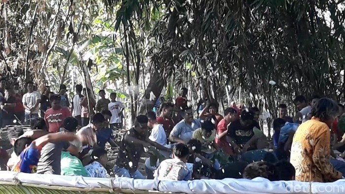 Warga Ngawi Saling Lempar Nasi, Ada Apa?