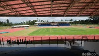 Ada dua tribun di stadion terbuka ini. Salah satunya berbentuk ekor Burung Cenderawasih di bagian atapnya. Stadion terbuka berkapasitas 3.500 penonton dan di areanya terdapat klinik bagi para atlet dari cabang atletik.