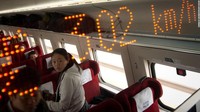 Dengan biaya yang murah dan menjanjikan kepastian waktu tempuh, warga China jadi kebanyakan memilih kereta cepat sebagai transportasi dibanding menggunakan pesawat terbang. Pool/CNN Money.