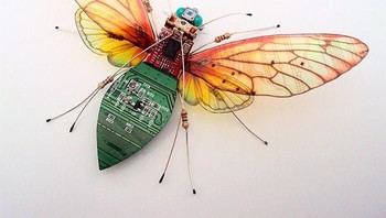 Julie lantas mengambil sejumlah komponen di dalam komputer, seperti papan sirkuit, switch, tombol dan lainnya.  Foto: etsy.com