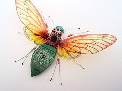 Keren! Ketika Limbah Komputer Disulap Jadi Serangga Cantik